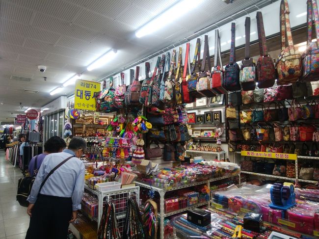 ポシャギが欲しくて韓服売場をウロウロ。<br />セールで韓服がW138000。<br />買えない金額ではないな…。<br />いつか買ってしまうかも(笑)。<br /><br />とあるお店でポシャギの巾着を眺めていたら、きれいなアジュンマが「ソンムル(お土産)？」と聞いてきたので、そうそう(自分用だけど。笑)、と答えると、「それならココにはないよ、ついておいで」と。<br />近くだと思ったら、徒歩約５分。<br />西門市場を出て地下街にあるお店まで連れて行ってくれた！<br />なんて親切なの！！<br /><br />「テドンサ」<br />ポシャギの小物やお土産に手頃なものがたくさん。<br />