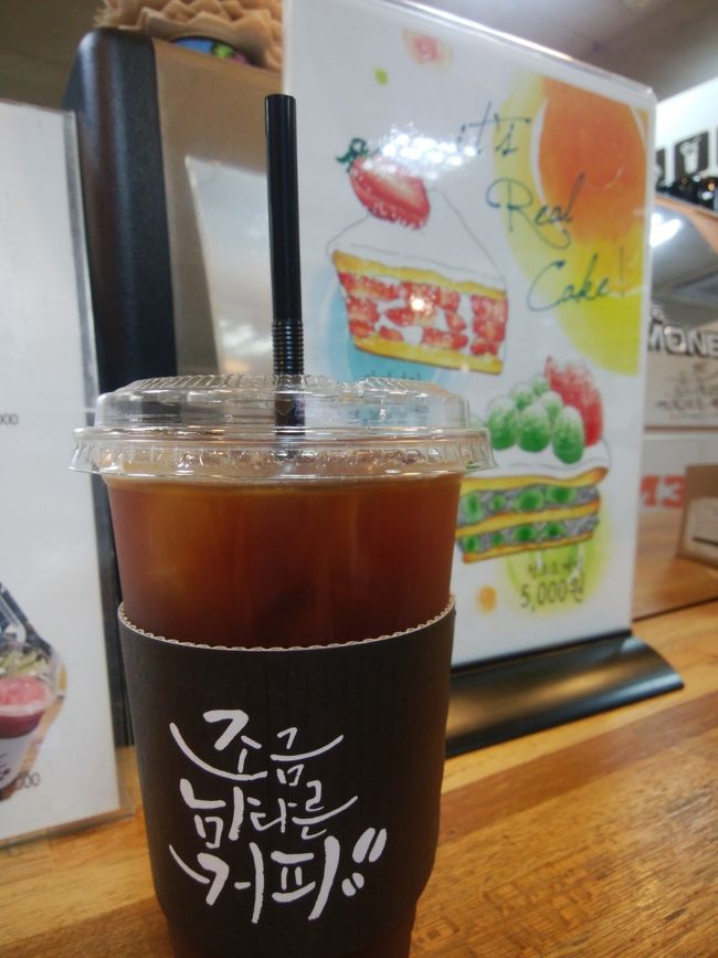 地下にあるカフェでマスカットケーキが食べたかったのに、シーズンオフでないと！<br />疲れていて一休みしたかったので、アメリカーノW2000で一息。<br />７席くらいカウンターがあるだけの小さなお店ですが、ひっきりなしに人が来ます。<br />コーヒー飲みながら、隣の韓国女子達の会話に耳を傾ける。<br />それが韓国旅行の一番の楽しみだったりする(笑)。<br /><br />この地下、知らなかった！<br />ククス屋さんとか、食事食べられるお店がたくさん！<br />鯖の塩焼き定食W8000が美味しそうなお店を発見！<br />次はここで食べよう(笑)。