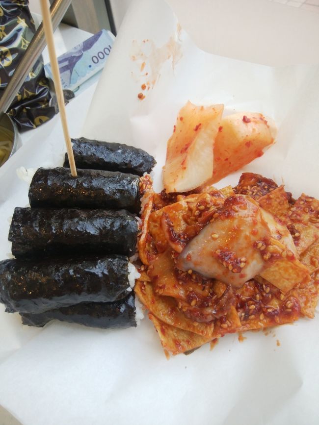 オジンオ(イカの)チュンムキンパW5500。<br />イカの他に大好きなオムク(韓国のさつま揚げ)も入ってる！<br />チュンムキンパは、何も入らないただの海苔巻きとイカのキムチ、カクテキのセット。<br />すっごく辛いのが特徴で途中、意識を失いそうに(笑)。<br />でも大好き♡<br />毎日食べたい！