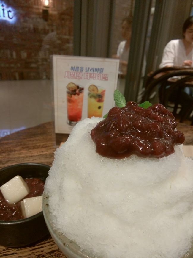 いったん荷物を置きにホステルに戻ります。<br />途中、バスに乗っていたら、韓国人の女の子に、「ココ、〇〇(バス停)だよね？」と聞かれる。<br />私、日本人(笑)。<br />観光客(笑)。<br />韓国人に間違えられるのは１人でいるからなのか？<br />韓国人が大好きな私は嬉しいんだけどね。<br />そういえば、バスも慣れたもんです。<br />初めはヒアリングが出来なくて、１つ前のバス停で降りちゃったりしてたけど、今は大丈夫！<br />自分の成長を感じる～(笑)。<br /><br />ホステルの近くに現代百貨店がある。<br />と、いうことは行かなくては！と思ってやって来た「Meal Top」。<br />前回ソウルで食べたあずきピンス(かき氷)が美味しすぎたので。<br />W8000。<br />これが今回食べたものの中で一番高いです(笑)。<br />かき氷が食事より高いなんてー(笑)。<br />でも、安定の美味しさ。<br />クールダウンして七星市場に向かいます。