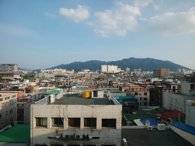 七星市場に来てみたけれど、広すぎて何が何だか分からず＆とにかく暑くて早々と撤退。<br />地下鉄＆モノレールでまた西門市場に戻ります。<br />何回行くんだ(笑)。<br /><br />大邱は山に囲まれていて、大きな川も流れていて、大好きな街です。<br />ソウルみたいに人も多くないし、時間がゆっくり流れていて心地良い。<br />市場も強引な客引きもいないし、距離感がいい。<br />そして今回は会った人たちがみんな世話を焼いてくれて親切な人たちで、ますます大邱が好きになりました。