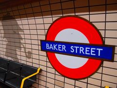 Baker Street駅で乗り換え。

Baker Loo Lineのホームでは、シャーロックホームズがお出迎え。