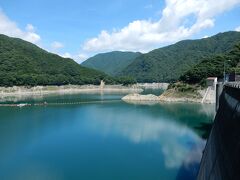 続いて、五十里ダムからは山を挟んですぐ近くにある川治ダム。

五十里ダムでも感じたのですが、まだ本格的な夏はこれからなのに、水量が少ないです。気になりますね。