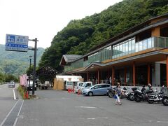 道の駅湯西川。

足湯、温泉施設、物販施設、レストランなどを備えた大きな道の駅です。

日光市栗山地域（旧栗山村）は結構広い割に道が悪いので、この道の駅で折り返して、湯西川を楽しんだつもりで帰る人も結構いるのだとか。