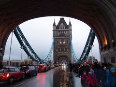 ロンドン塔を見学後は、そのままの足でテムズ河畔を歩いて、

Tower Bridgeへ。