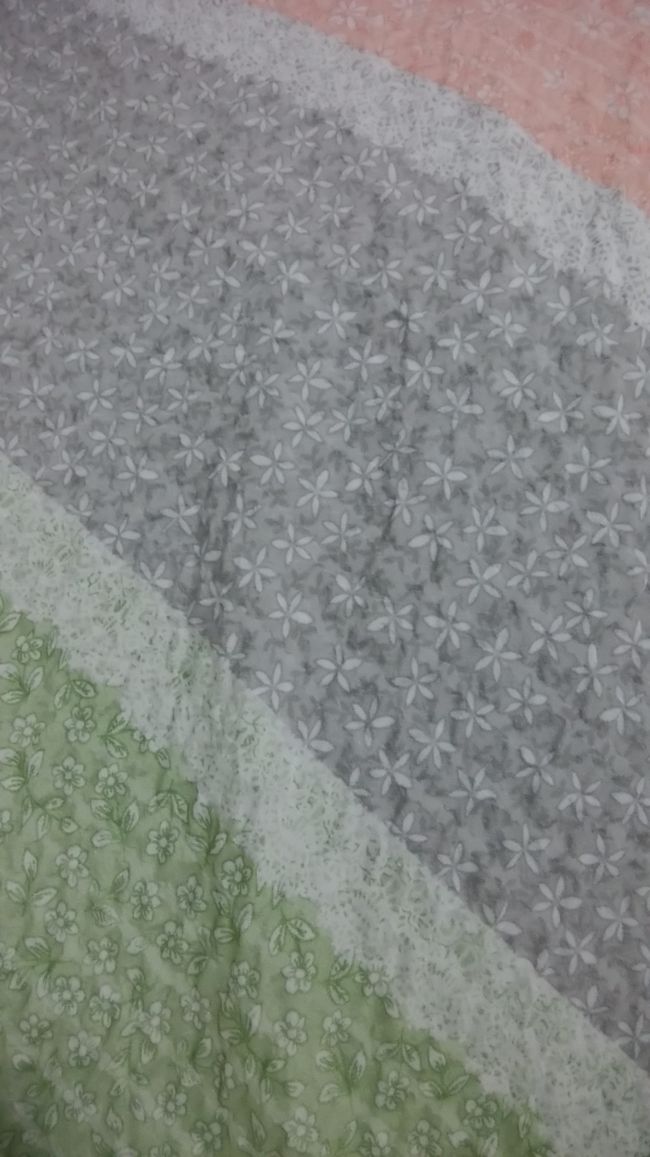 きれいなアジュンマにお礼をするためお店に戻ろうと思ったけど、何せ広い西門市場。<br />なかなか辿り着けない～(笑)。<br /><br />途中で愛想の良いお兄さんがいる布団屋さんでサラサラなイブルをW8000でゲット。