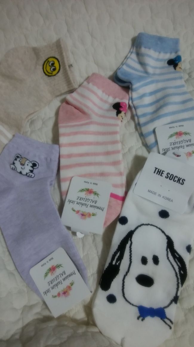 途中で買った１足W1000の靴下達。<br />スヌーピーとミニーちゃんは、それぞれが好きな後輩ちゃん用のお土産。<br />紫のはコレ、平昌オリンピックのやつー！と買ってしまった自分用。<br />買ったのは４足なんだけど、１足おまけ。<br />お会計終わった後、お店のお姉さんが何か言ってるんだけど、さっぱり意味が分からない。<br />「私は日本人で韓国語が分からないんです～、ごめんなさい～」と言っても、まだ話しかけてくる(笑)。<br />「ソビス」という言葉で、やっと理解！<br />「１足サービスするから選んでいいよ！」って言ってたのね～！<br />通じないなら諦めても良さそうなのに、なんていい人なの！！<br />
