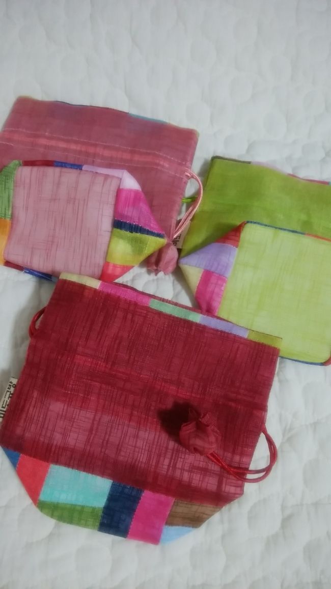 もちろん、きれいなアジュンマのお店でも買わせていただきましたー。<br />可愛いポシャギの巾着W3000×３。<br />イヤリングとか、小さな小物を入れようと思います。<br />また来るね～！