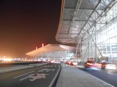 まだ暗い天津空港。
