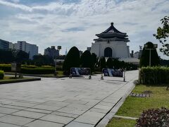 晴天！！
私は初台湾旅行の時に一通り観光したので、今回は夫が見たいと言った「中正紀念堂」しか行きませんでした。しかも外から見るだけ。
