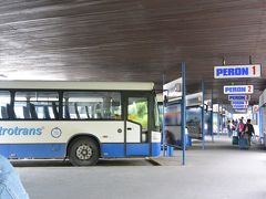 ボスニア・ヘルツェゴビナ連邦側のバスターミナル。

バス乗り場の手前に回転バーのある改札があって、そこにいた係の人に、ネット予約の人は一度窓口に行って、スタンプをもらってくるようにと。英語ではなくボスニア語だったので、そんな雰囲気でした。