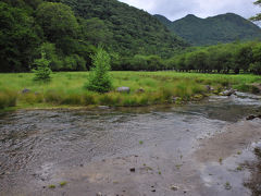 竜頭の滝から乗ったバスは、ぐっと高度を上げ、戦場ヶ原の中を走って行く。
そして、戦場ヶ原を抜けた辺りで右折し、森の中を光徳温泉へ。
そのまま光徳温泉まで行くつもりだったが、一つ手前の光徳沼バス停で降りてみる。
そこから少し脇道を入ると、光徳沼が見えてきた。
沼と言っても、実際には湿原化しているのだが。