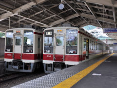 美味しい蕎麦を堪能した後、再びバスに乗り東武日光駅へ。
ちょうど良い電車が無かったので、しばらく土産物屋などを冷やかして時間を潰す。
そして、13:16発の普通列車で下今市駅へと向かう。
二両編成の列車は、外国人観光客などで大盛況だった。