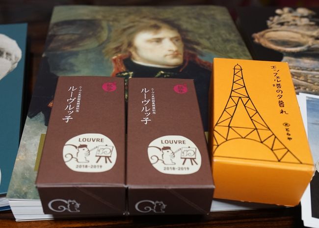 グッズも充実、鎌倉紅谷の「クルミっ子」の特別パッケージ「ルーヴルっ子」やとらや「エッフェル塔の夕暮れ」、またこの日からパリ祭キャンペーンで数量・期間限定のお得なセットが発売されていました。