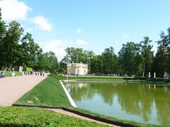 　宮殿を出て庭園を歩きます。