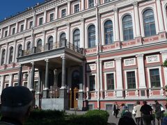 　中心部のニコライ宮殿です。ここでフォークロアディナーショーです。ロシア民謡をこよなく愛する万歩計にとって最高の楽しみです。