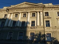 　リムスキー・コルサコフの銅像の奥がサンクトペテルスブルク音楽院です。