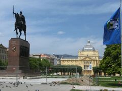 トミスラフ広場の初代国王トミスラフの騎馬像。奥に見える建物は展示場、アートパビリオン。