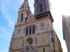 聖母被昇天大聖堂。この2つの塔は105mあり、クロアチアで最も高い建造物です。