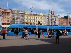 トラムに乗り、イェラチッチ広場で降ります。