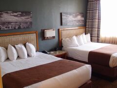 宿泊はKachina Lodgeです。

ビレッジ内のリム沿いに並ぶホテルの一つです。
こちらのＷＥＢから予約しました。
https://www.grandcanyonlodges.com/
予約した時点で、空きがあるリム沿いのロッジはこちらだけでした。

キャニオンパーシャルビューの部屋で、２Ｆでした。



