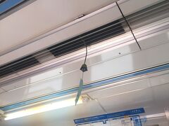 12:30発の叡山電車 鞍馬行に乗車。
車内に涼しげな風鈴の音色が響きます。

…涼しげなのは音色だけで、車内はめちゃめちゃ暑かったです。
クーラー効いてない？超弱冷房？
扇子で仰いでも、蒸し暑くてたまらなかった。