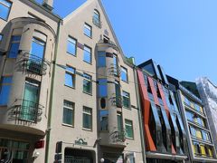 普通の通りにも、注目を集める斬新な建築が並ぶ。リーガは、これからも個性的な建築の競演が続くのだろうな。