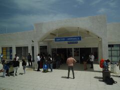 「サントリーニ空港　出口」

12：15、約50分ほどでサントリーニ島へ到着。




