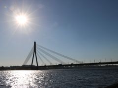 眩しい陽射しに照らされているアクメンス橋