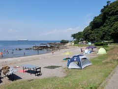 神社からもうひと踏ん張りで観音崎公園です。
ちょっとした浜辺が公開されています。バーベキューもできるとか。

偶然、沖をLNG船が通りました。アメリカ？中東？から日本にエネルギーを運んでくれています。