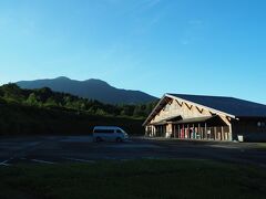 宿で朝食を食べ、アルパこまくさへ。

まだ5時45分。今日は天気が良さそうです。ただ午後は不安定になるという予報なので、安心はできませんが。