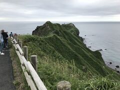 天気が良ければ、鮮やかなブルーが見えるはずですが、残念。