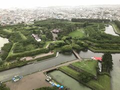 道がすいていて2時間強で函館に着いたため、五稜郭タワーに寄りました。
JRが国鉄と言われていた時代の最後に、鈍行を乗り継いで来たことがあるはずです。
五稜郭は思っていたより小さかったと感じたはるか昔の記憶が蘇ります。