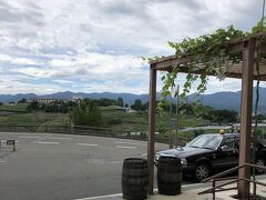 普通電車に揺られて、勝沼ぶどう郷駅に到着。
ここからタクシーで、お墓参り。
そう。毎夏ここに来ているのは、友達のお墓参りだからです。
富士山が見える、丘の上にあるんです。