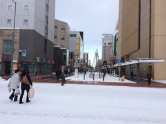 旭川空港からバスで何とか旭川駅まで来ました。
旭川は昔、一人旅で何度か来て以来
中心部を抜けまっすぐ歩く。
途中のラーメン屋で遅い昼食
