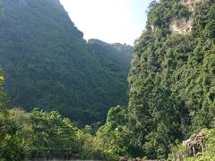 温泉なので水は熱いです。
（触れられる位の熱さです）