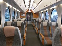 車内はガラガラ。
新幹線より快適な（今年乗ったから知ったかぶり）座席。