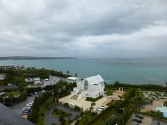 沖縄旅行3日目朝です。
空は明るいですが、本日も雨ですね。降ったりやんだり降ったり降ったり。
雨でも空が明るく見えるのは、沖縄の不思議ですね。
せめてもの救い。