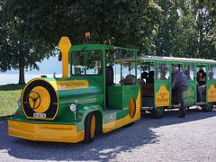 　次はLavaux Expressに乗るため、SBBでMontreuxからCullyへ

　ガイドブックでさっと見ただけだったので線路を走るもの
だと思い込んでましたが、写真のようなかわいい乗り物　(笑)

　Cullyの駅から街中を抜けて湖そばの広場へ行き、
チケット小屋でチケットを買いますが、
ちょうどまもなく来る便が2席だけ空いてました。
しかも最前列だったのでラッキーでした。