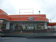 朝早くから営業しているエンダー(A＆W)へやってきました。
ここはホテルからほど近いうるま市の美里店です。
ちなみに土砂降りだったので写真は車内から撮影。
なんか明るいけどね。
入り口の外にトイレがあったのですが、朝だったせいか清掃が丁寧なのか、なかなか綺麗なトイレでした。女子には有難しです。