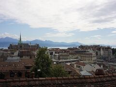 　Lavauxの後は、Montreuxに一度戻ってから、
グリュイエール(Gruyeres)に行ってチーズを食べようと
思っていたのですが、次の電車がだいぶ先だったので断念。

　しょうがない・・のでLausanneに行ってみました。
Lausanneの街中は人が多くて、便利そうですが
私の好きなスイスとは別世界。

　大聖堂は旧市街の丘の上なので、見晴らし良し。