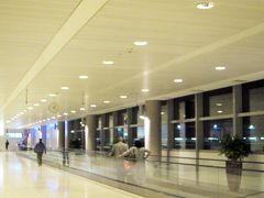 アブダビ空港第3ターミナルに到着いたしました。深夜1時20分。

イミグレーション手前にガラス張りの小さな喫煙所がありまして
喫煙者吸引力たるやダイソンなみです！