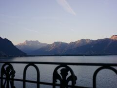 　3日目も晴天、ホテルのバルコニーからの写真です。

　今日はMontreuxからGrindelwaldへ。

　日本からネットで予約しておいたGoldenpass Lineに乗ります。
乗車賃はスイスパスがききますが、指定席料金は事前に別払い。
途中の景色はビデオに収めました。（ビデオから写真を切り出す
のがもっと手軽なら良いんですが、面倒くさいのでやりません。）