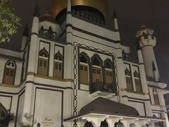 レストランを後にする頃にはスルタンモスクのライトアップも終了。真っ暗だ。