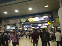 チャーチゲート駅。ムンバイ中心地にあり沢山の人が行きかう。