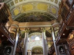 Day-5
【Vienna 】Osterreichische Nationalbibliothek 
船会社バスで環状線を周回。その後、離団して　自分達で　のんびり観光。
プルンクザールと呼ばれる　国立図書館へ。メルクの図書館より美しいと感じた。
写真撮影させて　くれたから（笑）

