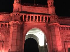 The Gate of India  インド門
近くで見るとなんとも巨大でスケール大きい！そしてたくさんの人が集う憩いの場でした。