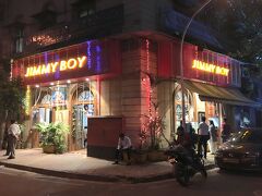 ここで夕食をとります。ムンバイといえば！なパルーシー料理にトライ。
12.Jimmy Boyという有名レストランへ、歩いてきた道を戻る形で向かいます。派手派手電飾が目印。