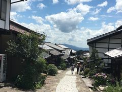 今回の旅行最後の目的地、馬籠宿に到着しました。
馬籠峠を急いで越えてきた為、妻と子が車に酔ってしまい大変反省しています。