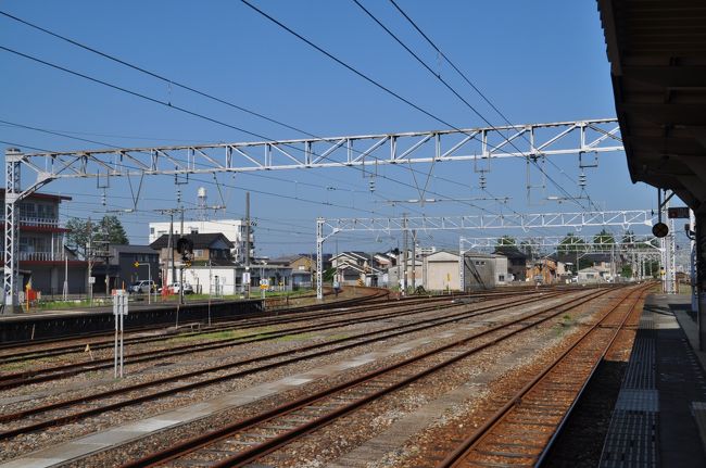 　こんなに長いホームですが、停車する列車は長くて4両編成です。<br />　左側の線路は城端線です。